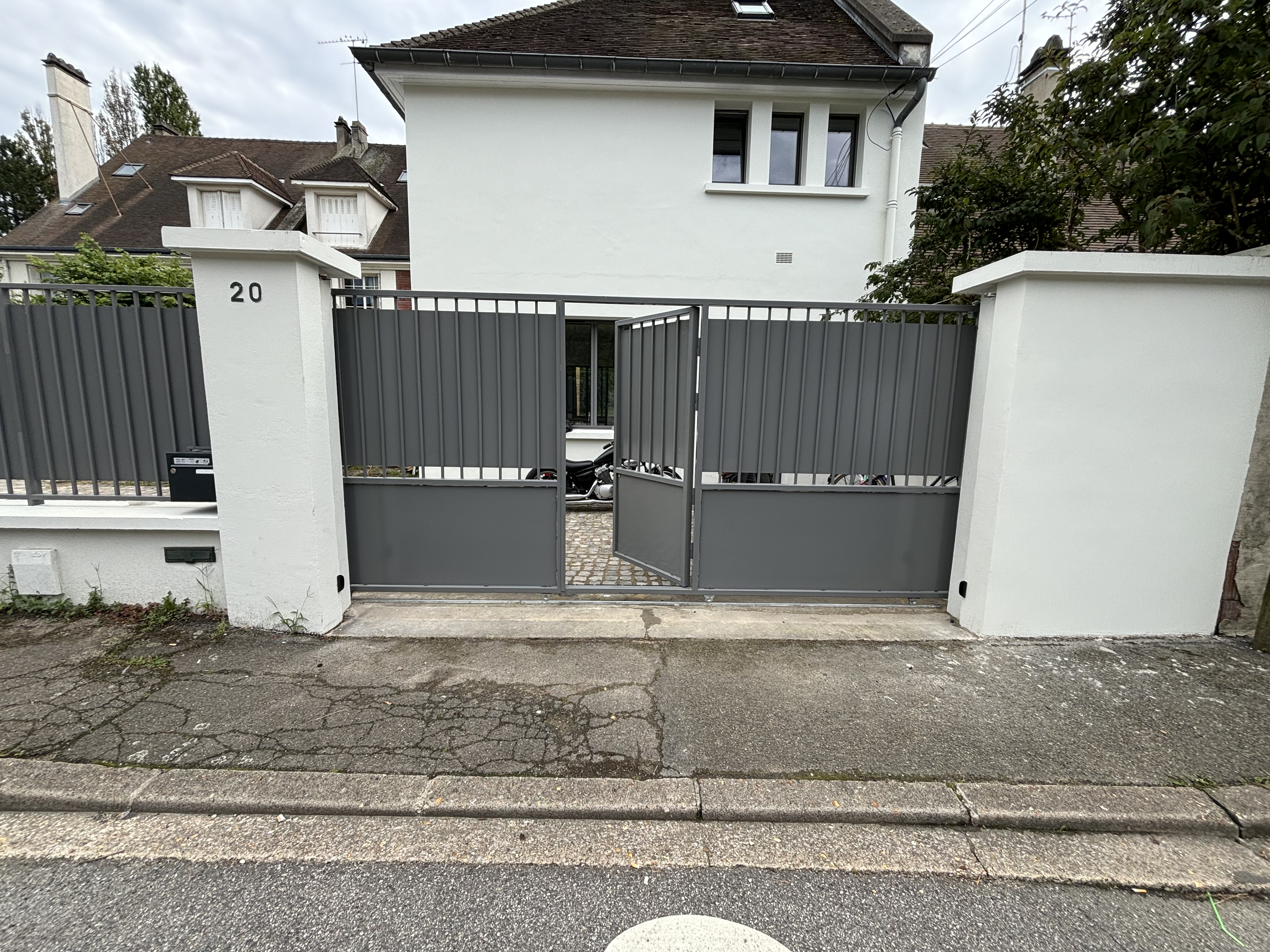Portail coulissant ou battant, motorisation, portillon